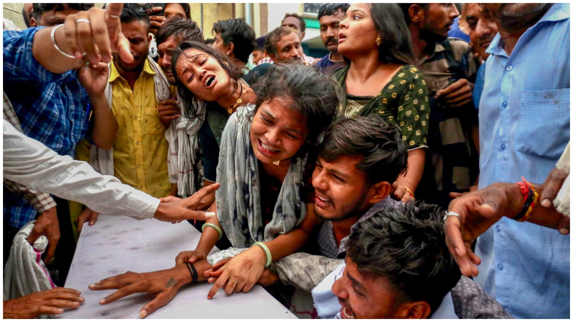 रोते बिलखते आकाश के परिजन