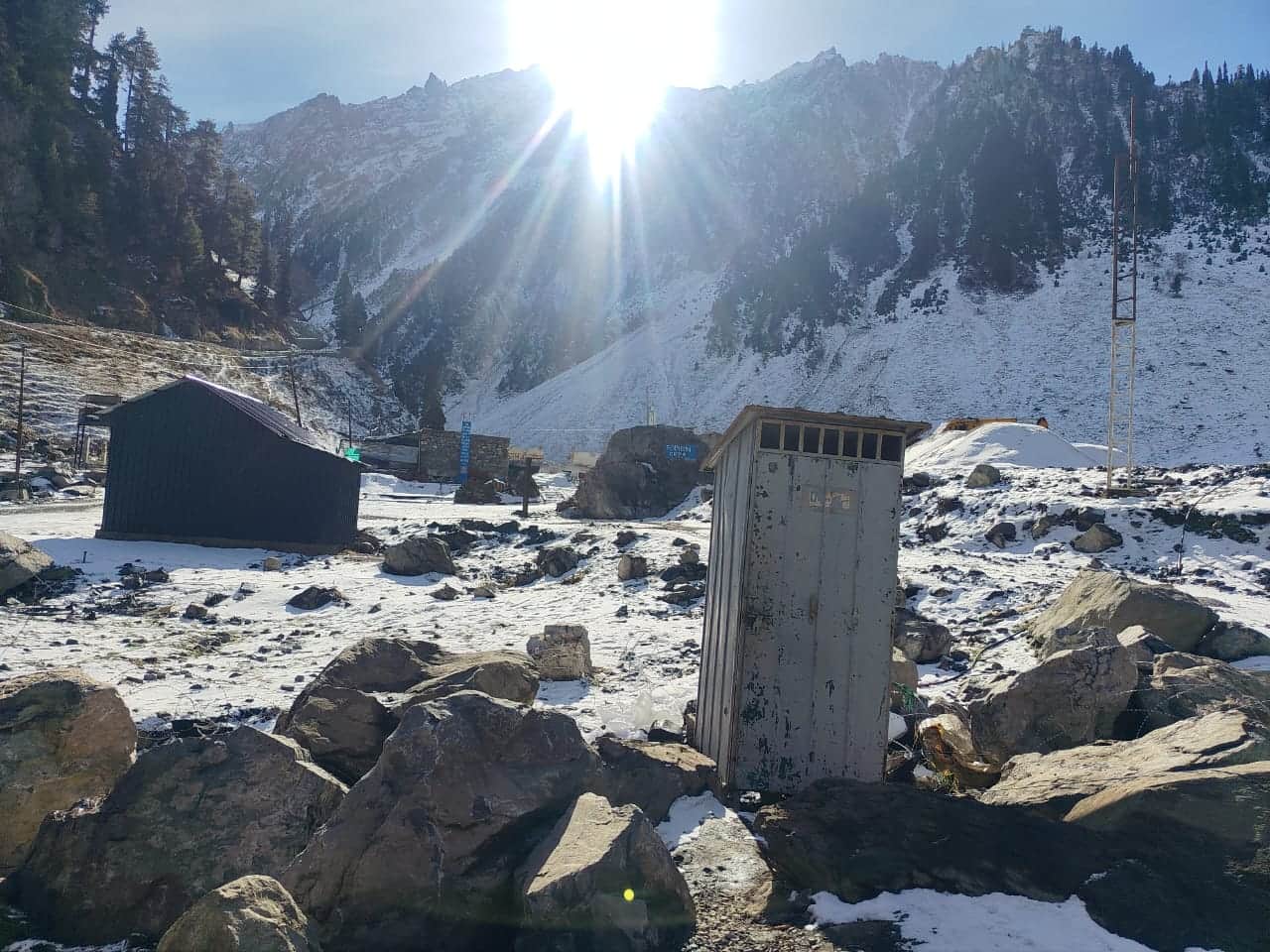 अमरनाथ यात्रा मार्ग के आधार शिविर बालटाल में अमरनाथ मार्ग पर हुई बर्फबारी।