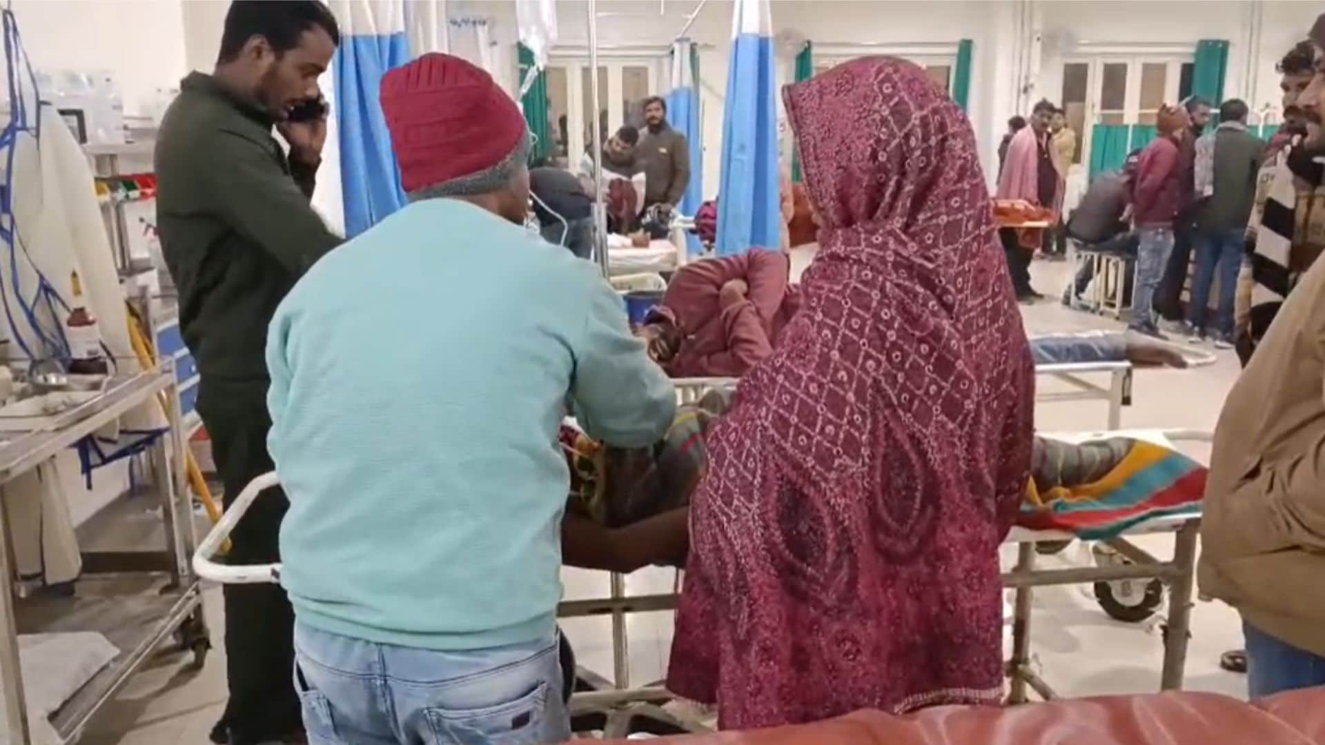 अस्पताल में इलाज करते स्वास्थ्यकर्मी