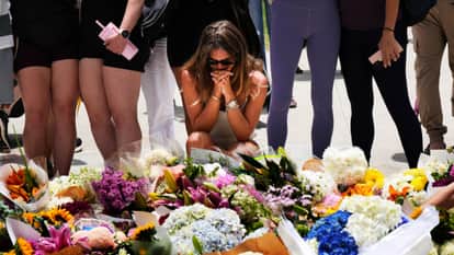 अपने प्रियजनों को श्रद्धांजलि देते परिजन