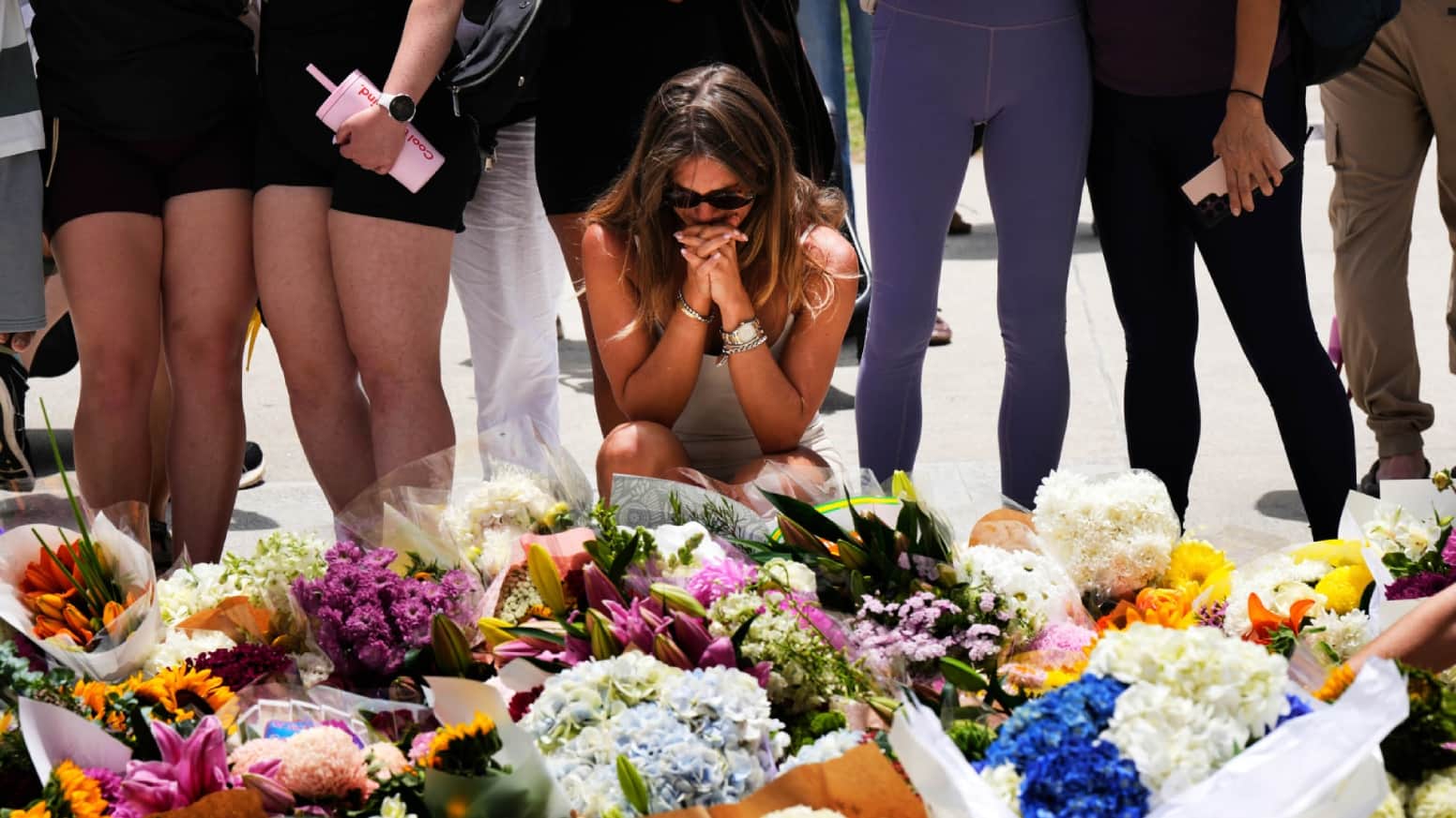 अपने प्रियजनों को श्रद्धांजलि देते परिजन