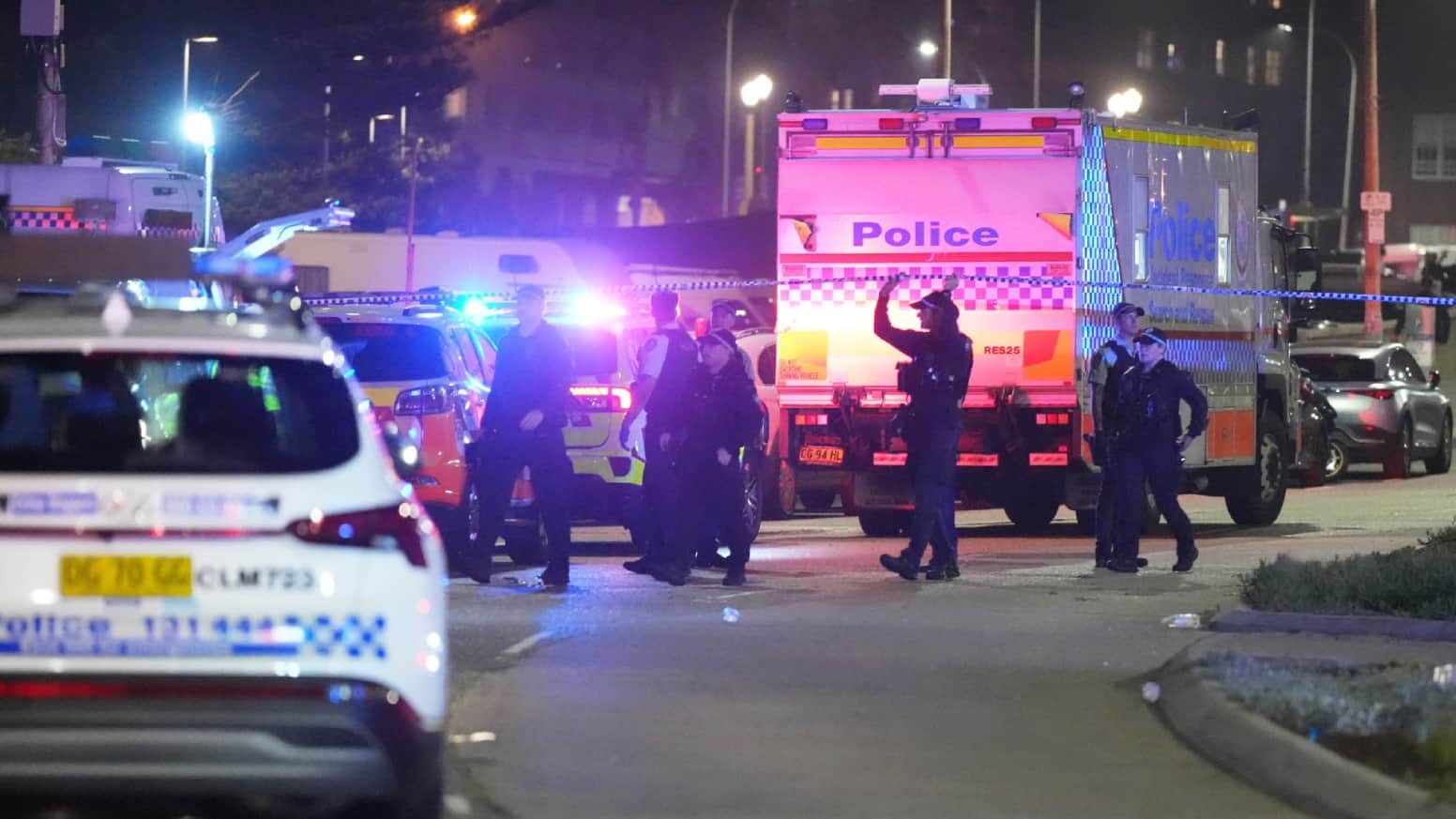 Bondi Beach Shooting Australian father son kills many Jewish families mourn Sydney Hanukkah hindi updates