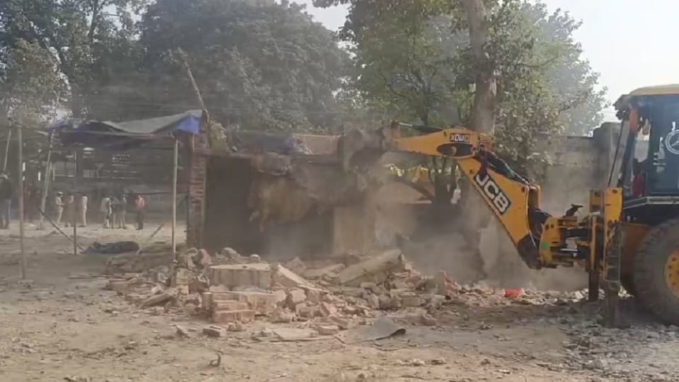अवैध कब्जे पर चला बुलडोजर