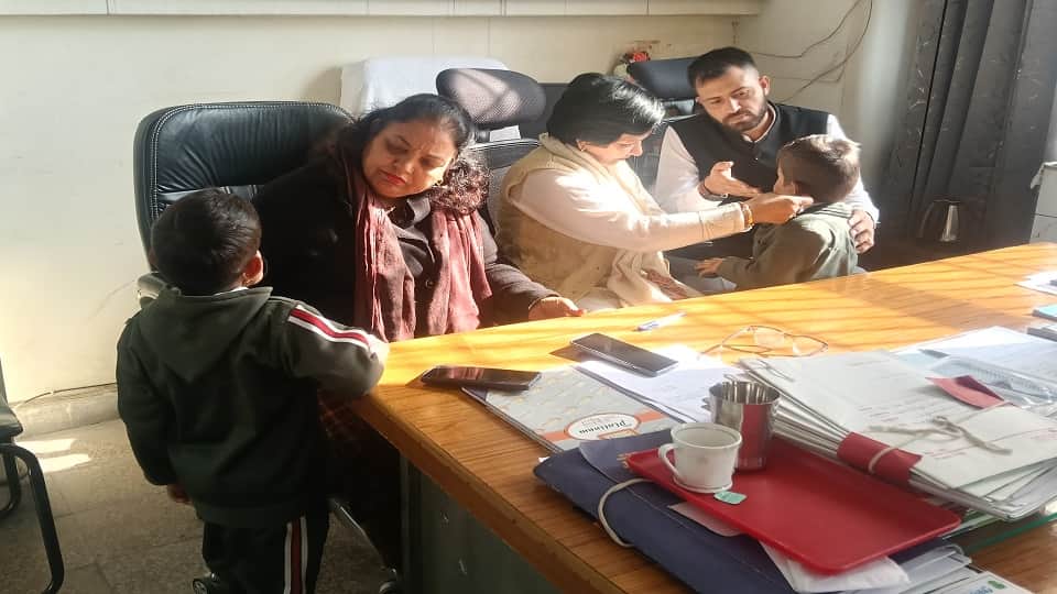 बच्चों के शरीर पर चोट के निशान देखते बाल कल्याण समिति के सदस्य