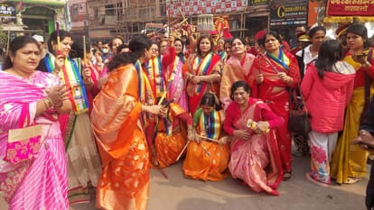 Lord Parshvanath emerged on silver chariot in three-kilometer-long procession CM Mohan offered respects