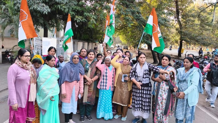 Bhopal News: लाडली बहनों को धमकी देने का आरोप, महिला कांग्रेस का भोपाल में प्रदर्शन, मंत्री शाह का पुतला जलाया