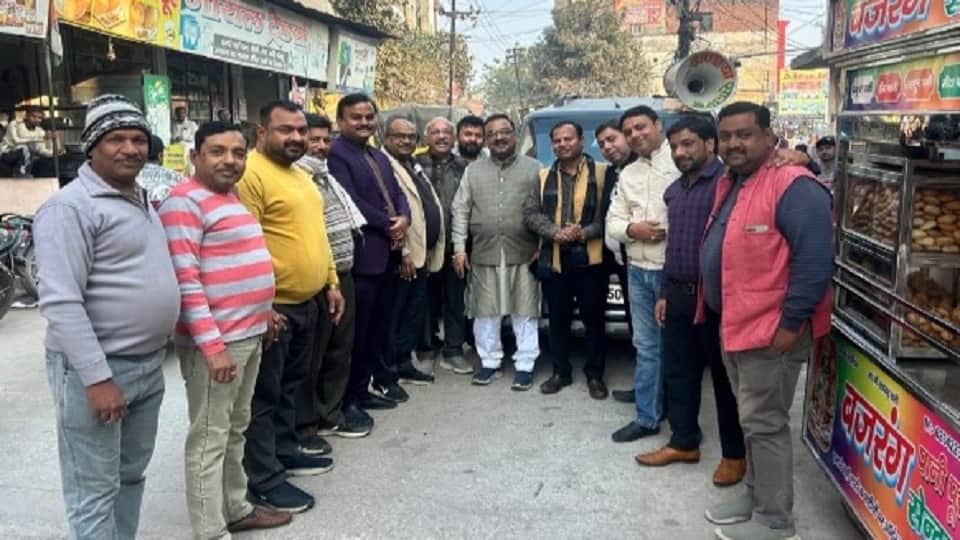 बंद के लिए प्रचार करते संयुक्त व्यापार संघ नवीन गुप्ता गुट के व्यापारी।