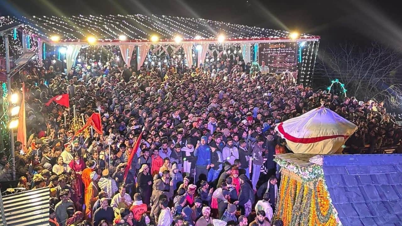 चालदा महासू महाराज यात्रा के पशमी पहुंचने पर कुछ ऐसा नजारा नजर आया आस्था का सैलाब।