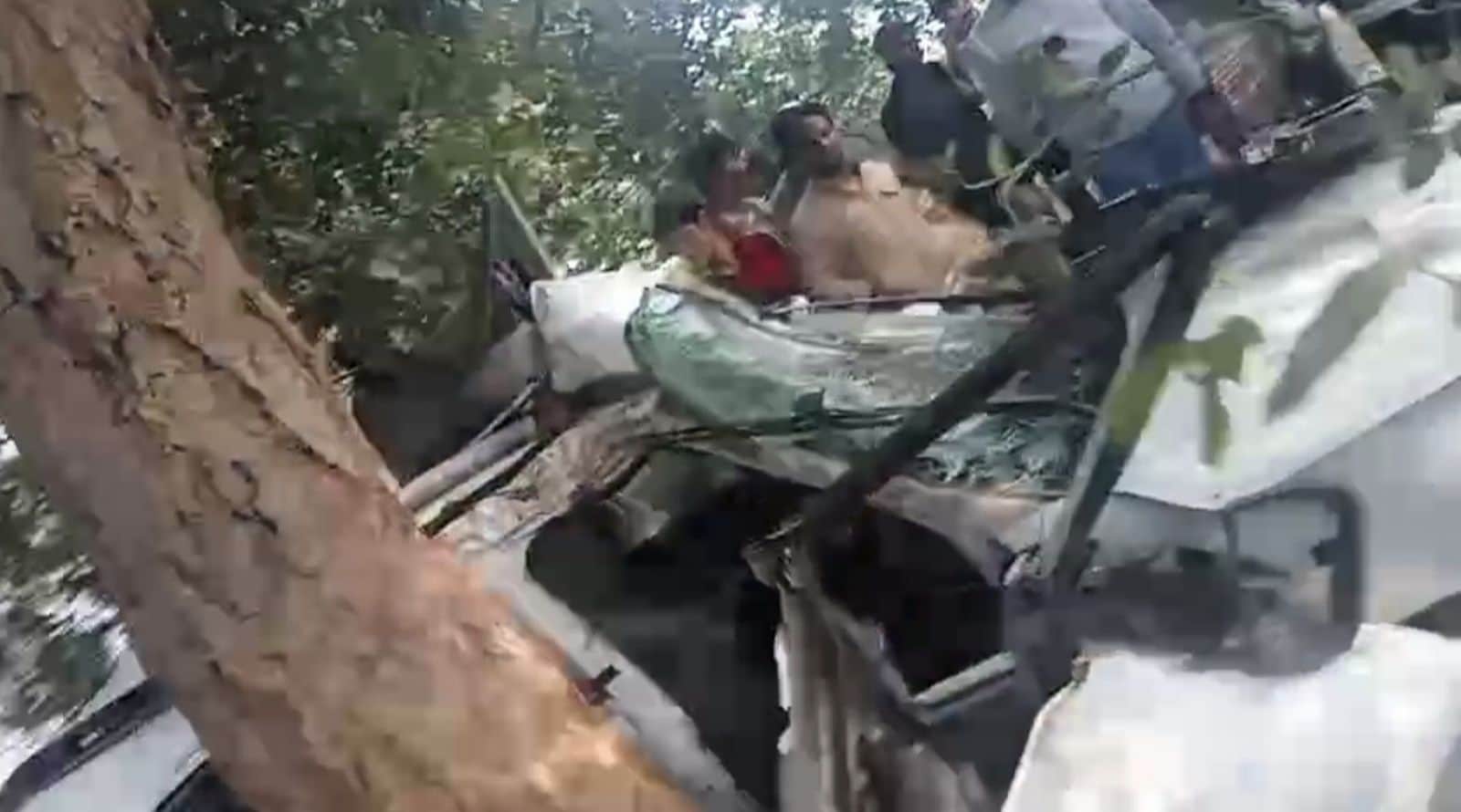 पेड़ से टकराकर क्षतिग्रस्त हुई कार