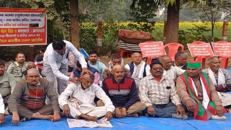 चार आंदोलनकारियों ने कराया मुंडन