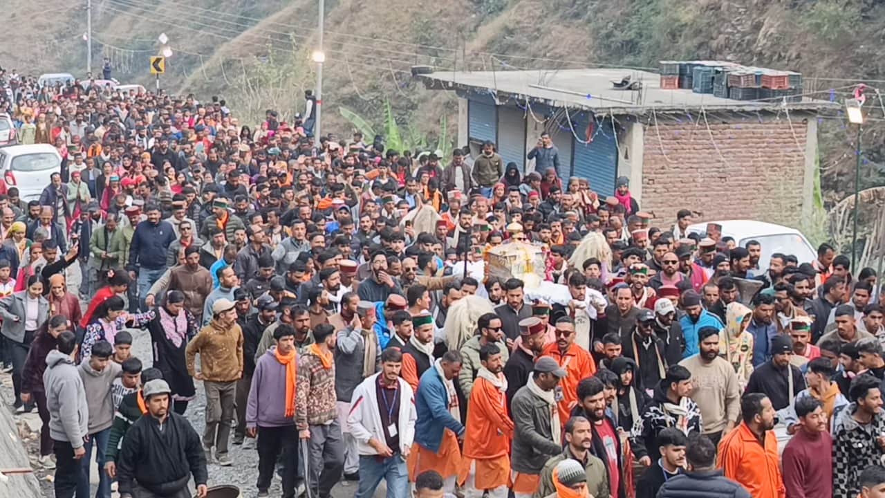 Himachal: Chalda Mahasu Maharaj arrives in Shilahi; welcomed with flowers and garlands, will stay in Pashmi