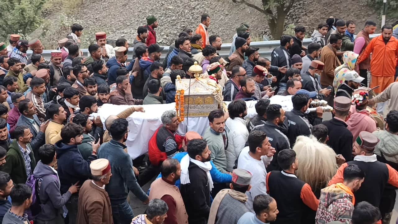 Himachal: Chalda Mahasu Maharaj arrives in Shilahi; welcomed with flowers and garlands, will stay in Pashmi