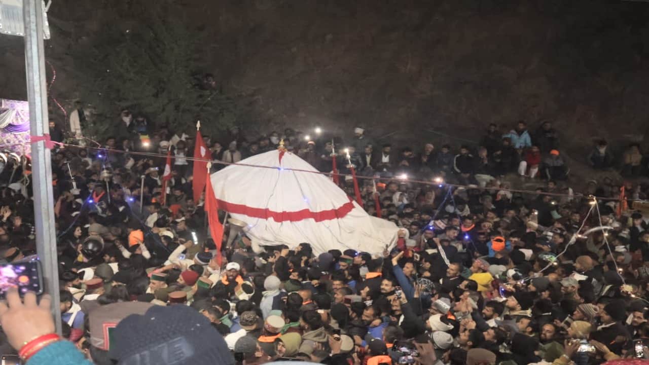 Himachal: Chalda Mahasu Maharaj arrives in Shilahi; welcomed with flowers and garlands, will stay in Pashmi