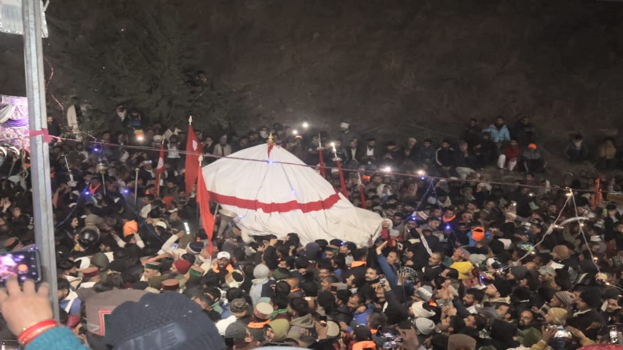 Himachal: Chalda Mahasu Maharaj arrives in Shilahi; welcomed with flowers and garlands, will stay in Pashmi