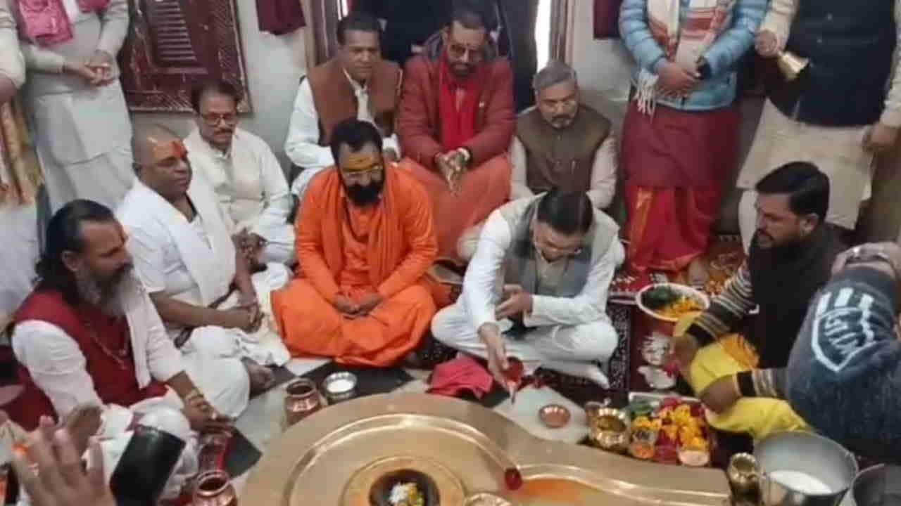 मुख्यमंत्री पुष्कर सिंह धामी पूजा करते।