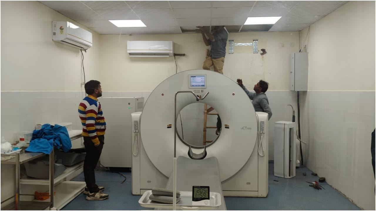 सीटी स्कैन कक्ष में मरम्मत कार्य में जुटे कर्मचारी