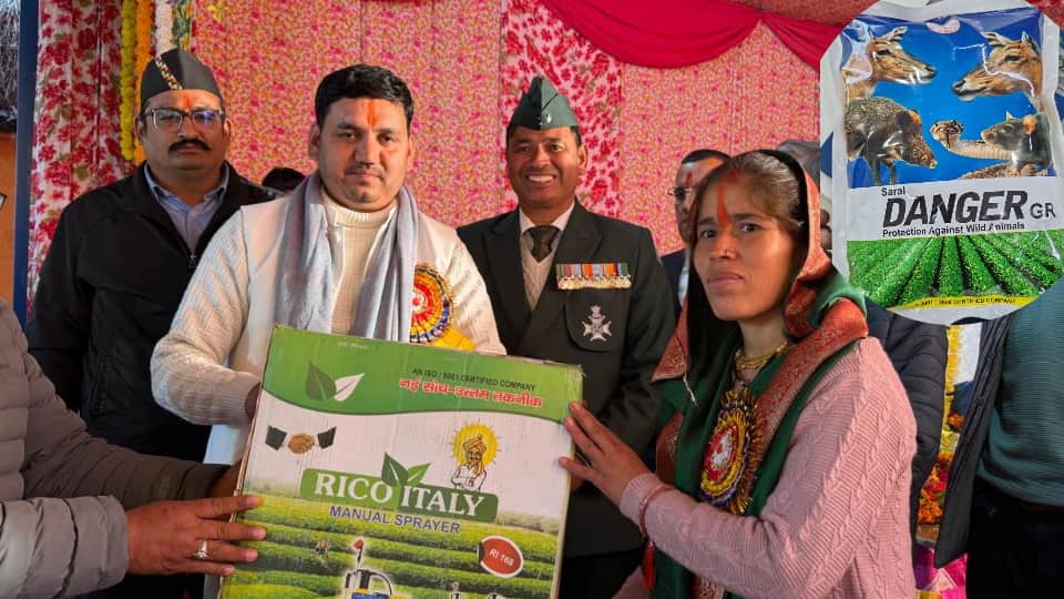 डेंजर नाम की दवा के स्प्रे के लिए मशीनों का वितरण