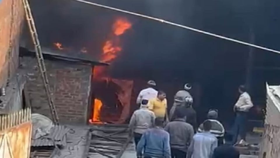 Meerut: Fire broke out in rubber factory in Partapur, news of two employees getting burnt, manager said this