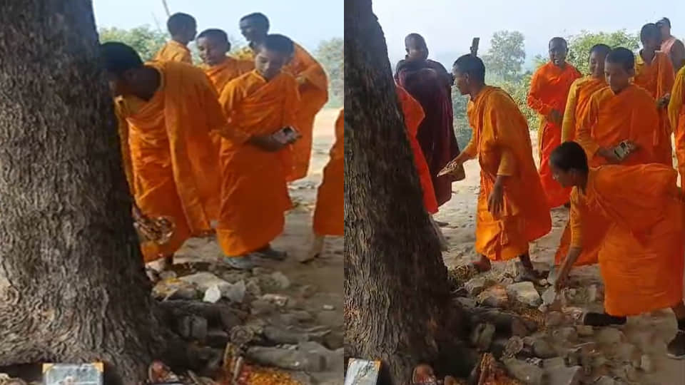 मूर्तियां फेंकते लोग