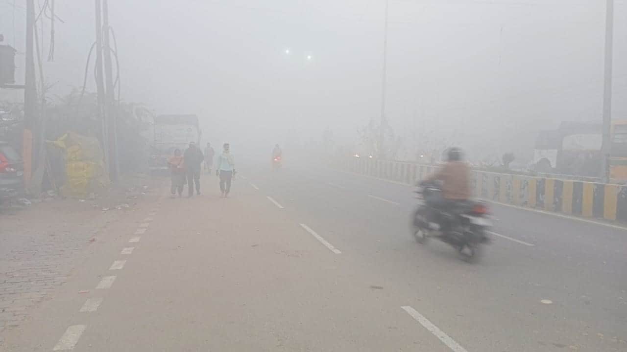 बरेली में बदायूं रोड पर छाया कोहरा