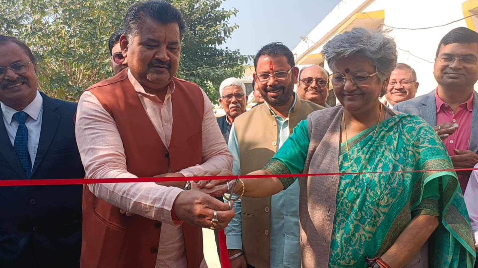 फीता काटकर उद्घाटन करते विधायक विपिन सिंह व एम्स की ईडी डॉ विभा दत्ता