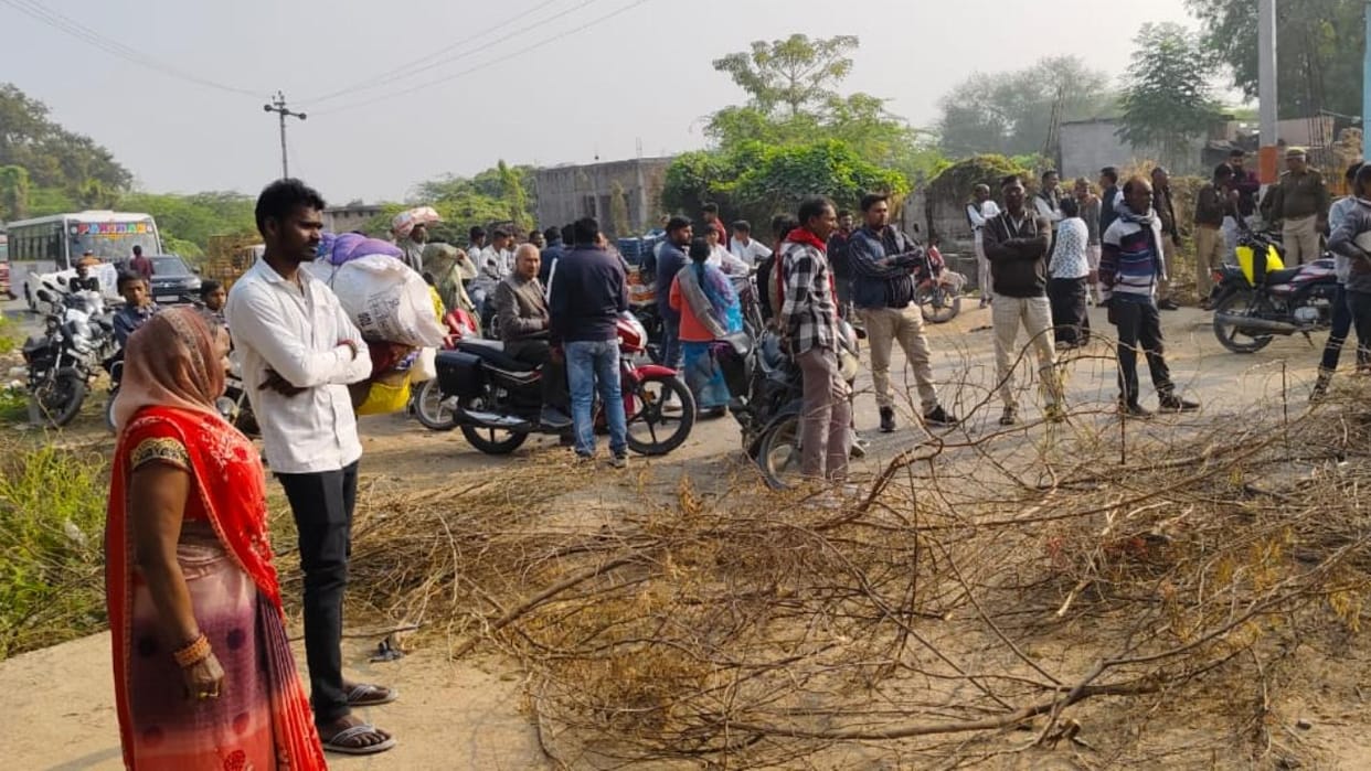 Jhansi: Villagers blocked the main road in Todi Fatehpur.