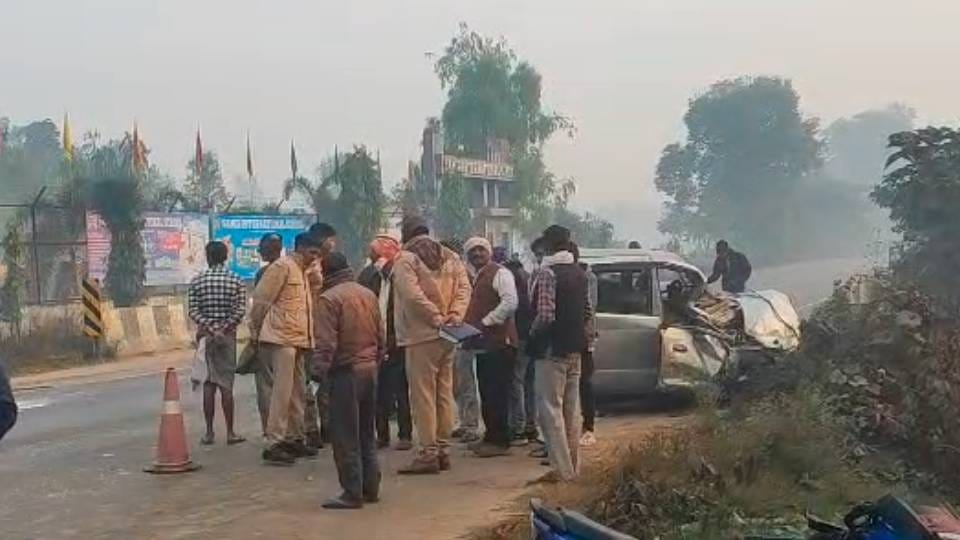 speeding vehicle collided with car in Barabanki two died while one in critical condition