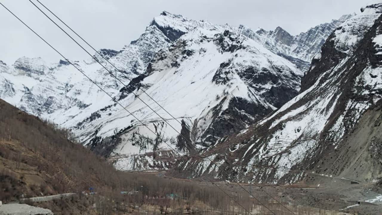 रोहतांग दर्रा में ताजा बर्फबारी।