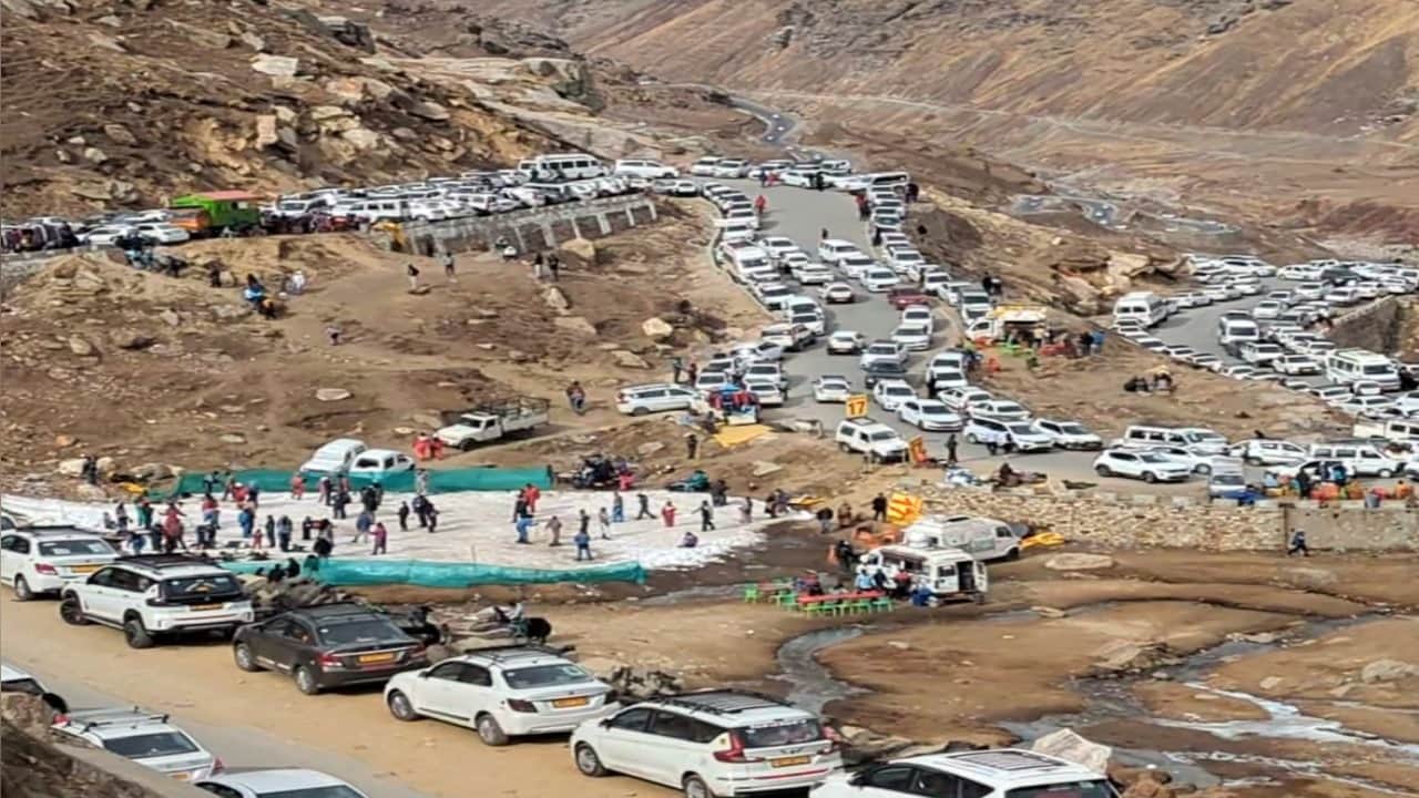 लाहौल के ग्रांफू के पास लगीं पर्यटकों के वाहनों की लाइनें।