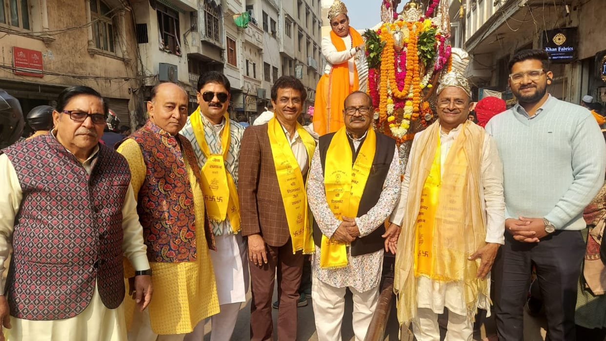 Lord Parshvanath emerged on silver chariot in three-kilometer-long procession CM Mohan offered respects