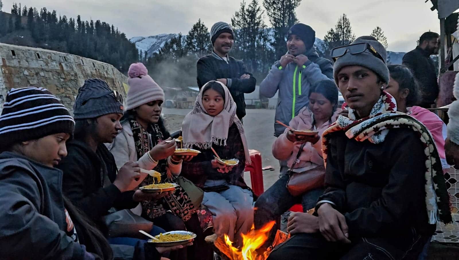 झारखंड से भद्रवाह में बर्फबारी का आनंद लेने पहुंचे पर्यटक।