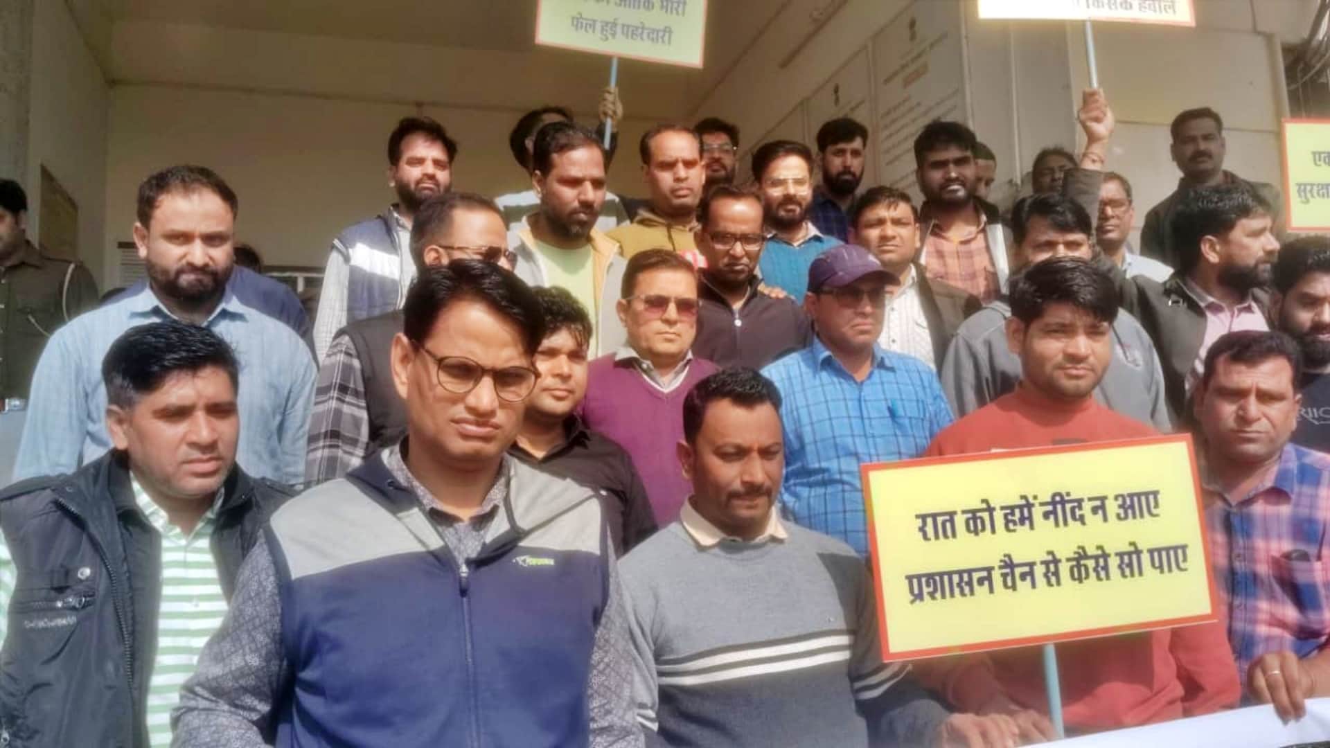 प्रदर्शन करते थर्मल प्लांट के कर्मचारी