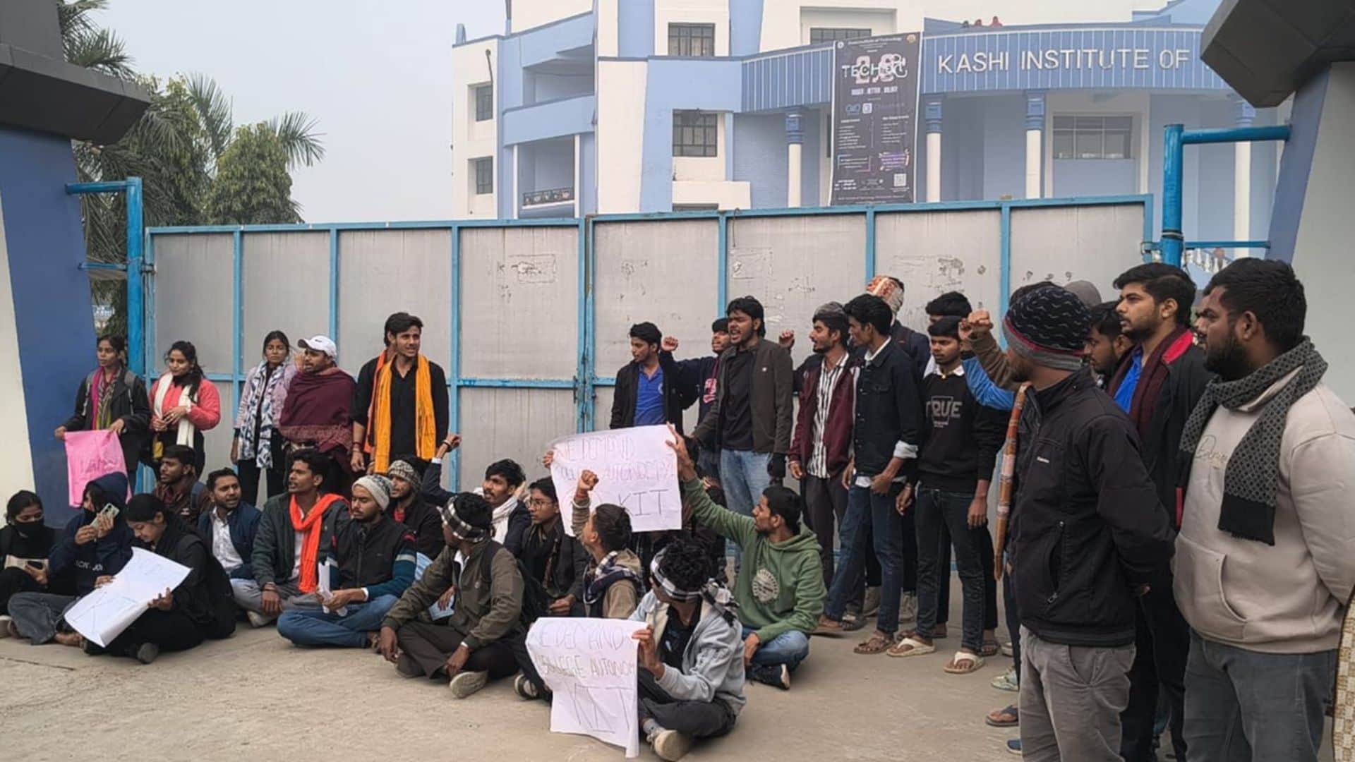 काशी इंस्टीट्यूट ऑफ टेक्नोलॉजी के बाहर छात्रों का हंगामा
