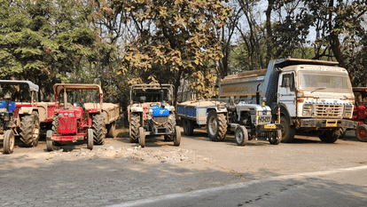 Nine tractors seized for illegal sand transportation in Raigarh