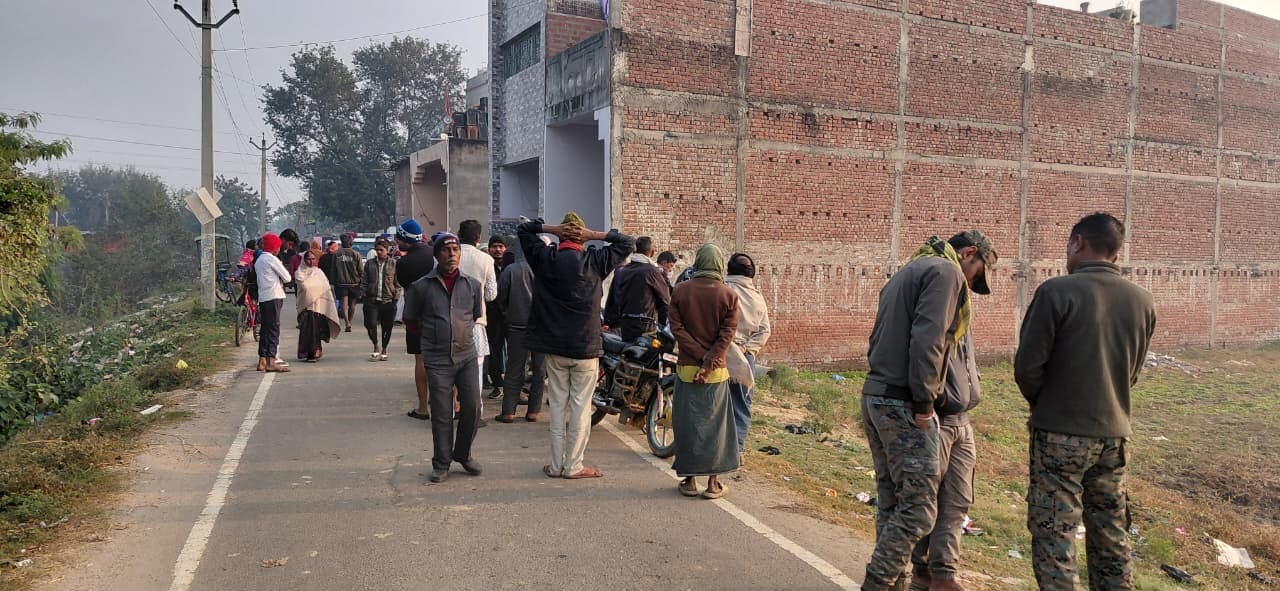 लूट की वारदात के बाद मौके पर आते-जाते स्थानीय लोग।