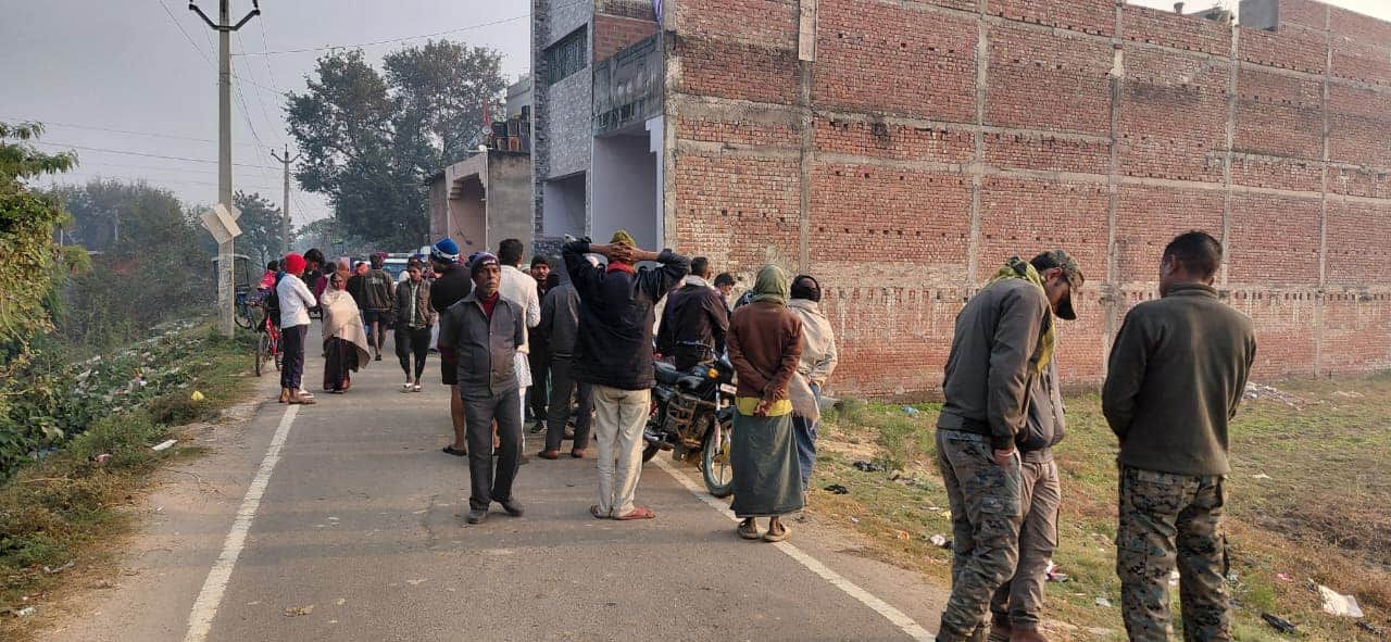 लूट की वारदात के बाद मौके पर आते-जाते स्थानीय लोग।