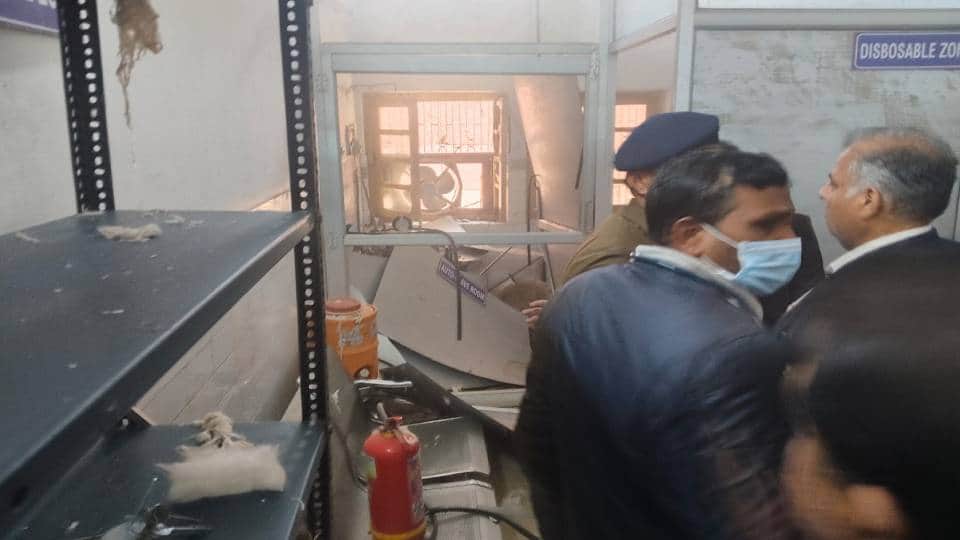 मेडिकल कॉलेज में फटी ऑटोक्लेव मशीन।