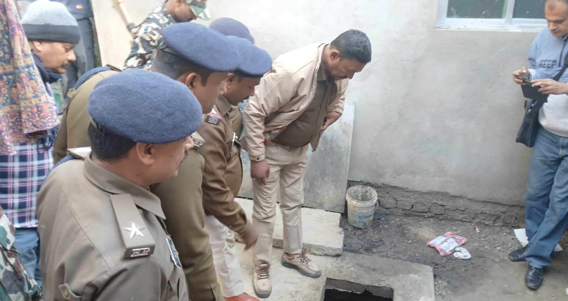 मौके पर मौजूद पुलिस अधिकारी
