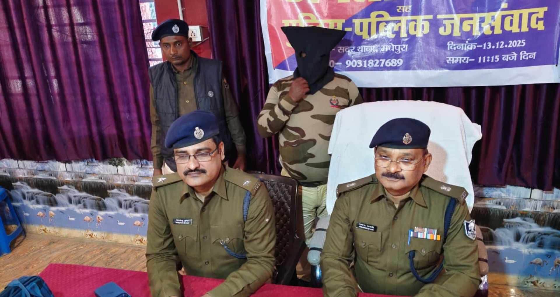 मामले की जानकारी देते पुलिस अधिकारी