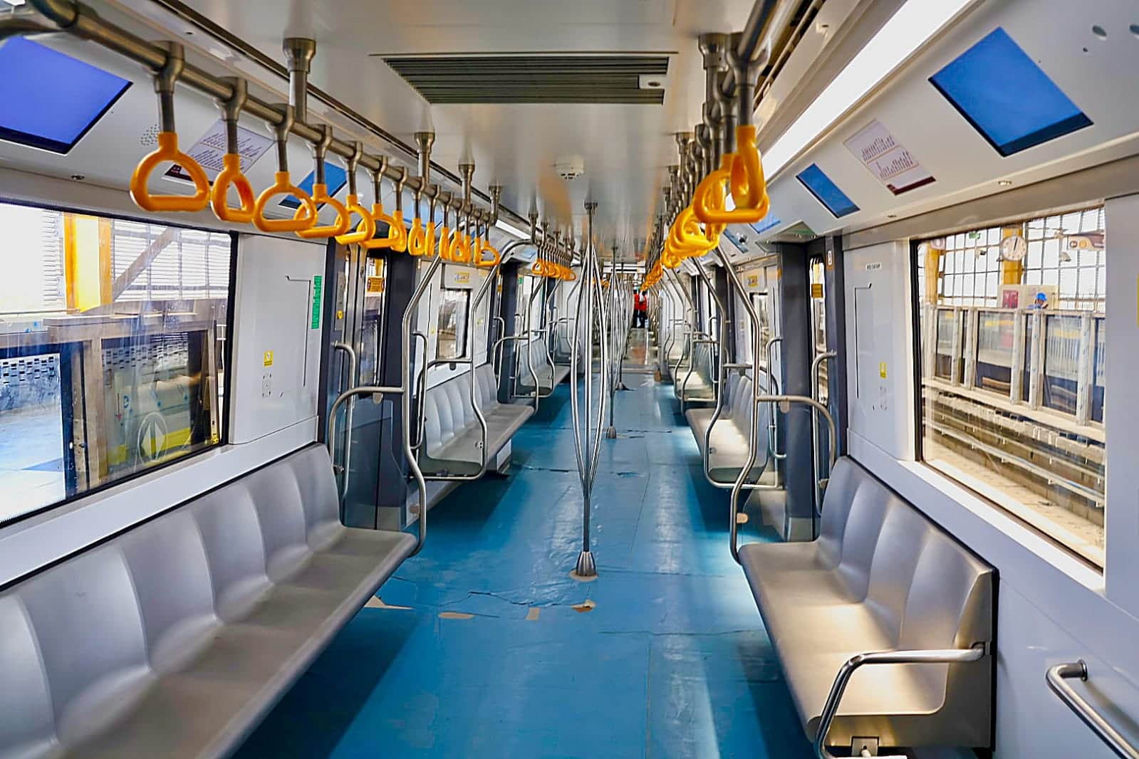 मेट्रो ट्रेन।