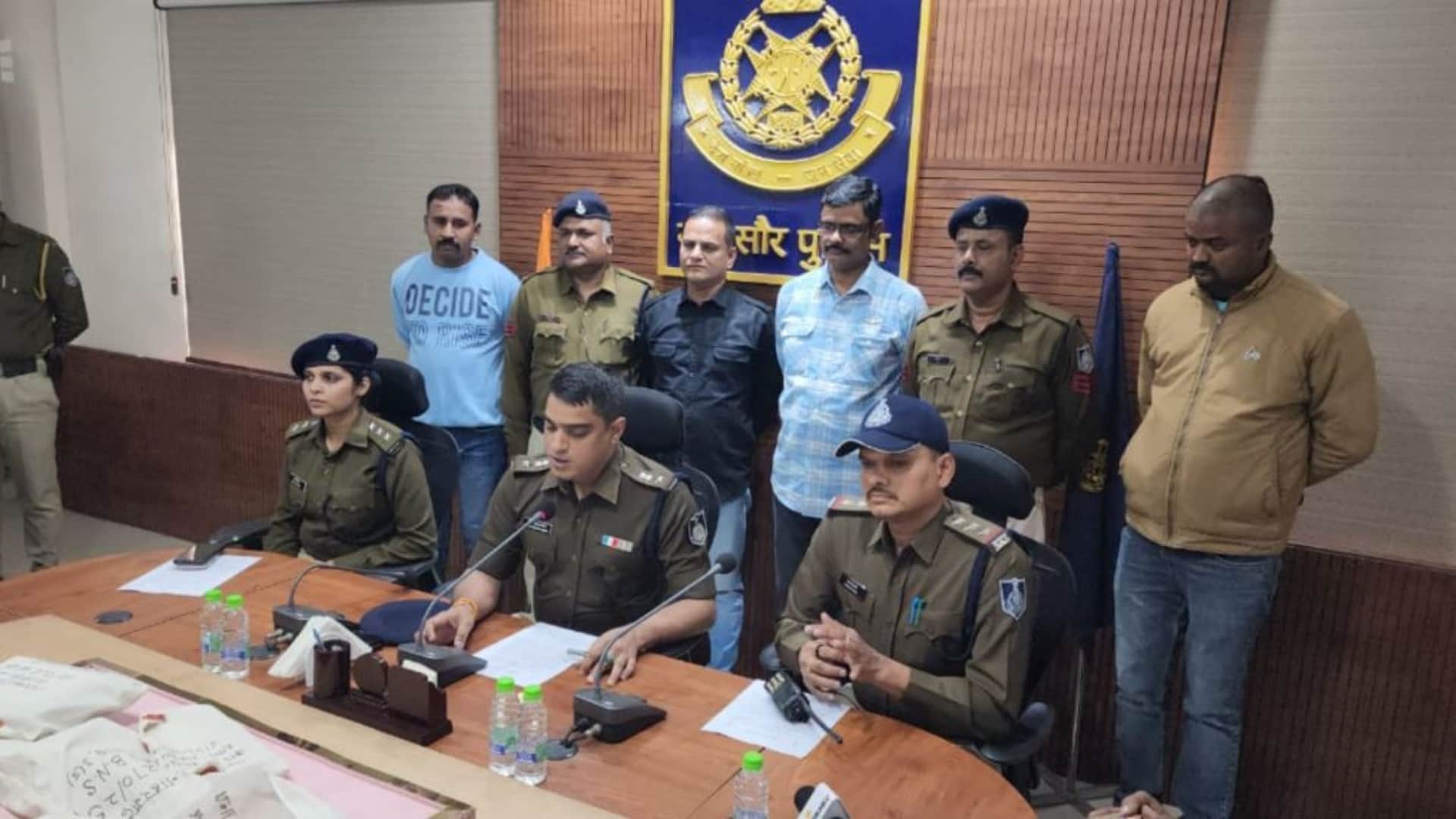 हत्याकांड की जानकारी देते पुलिस अधिकारी