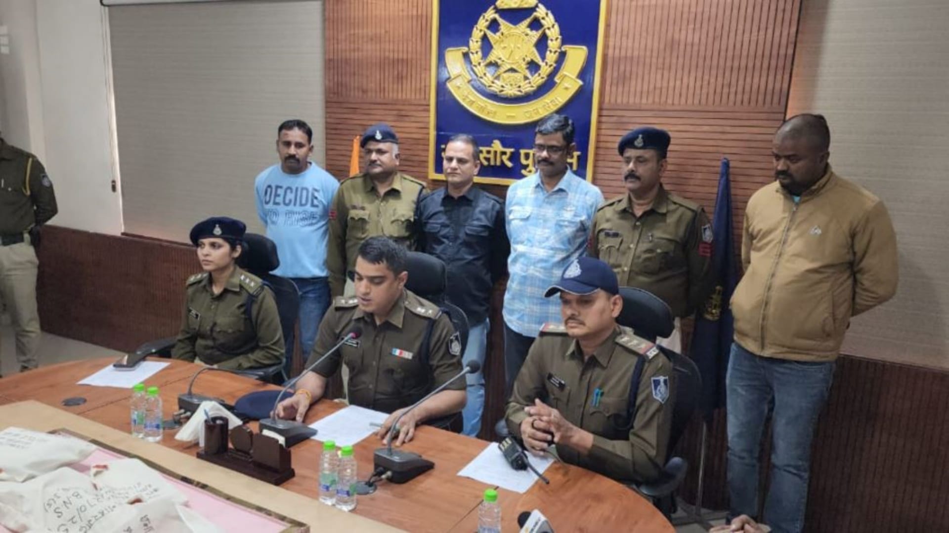 हत्याकांड की जानकारी देते पुलिस अधिकारी