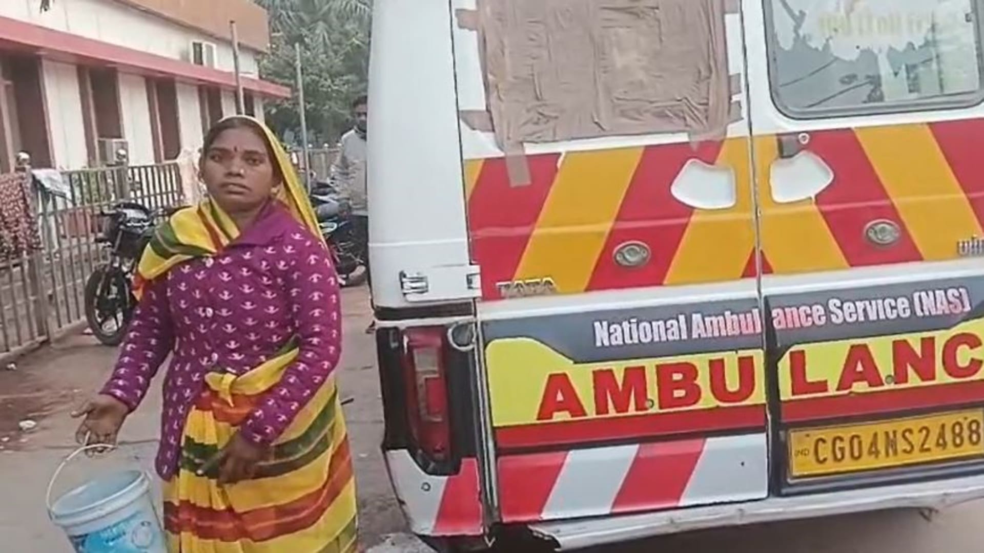 मरीज की पत्नी से कराई एम्बुलेंस की सफाई