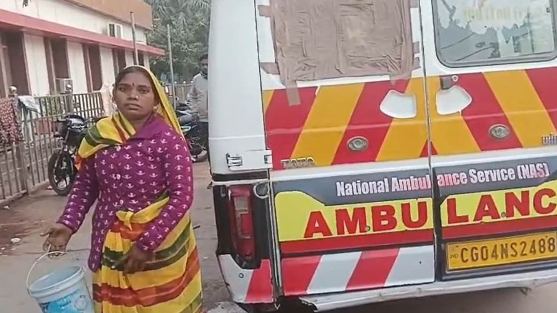 मरीज की पत्नी से कराई एम्बुलेंस की सफाई