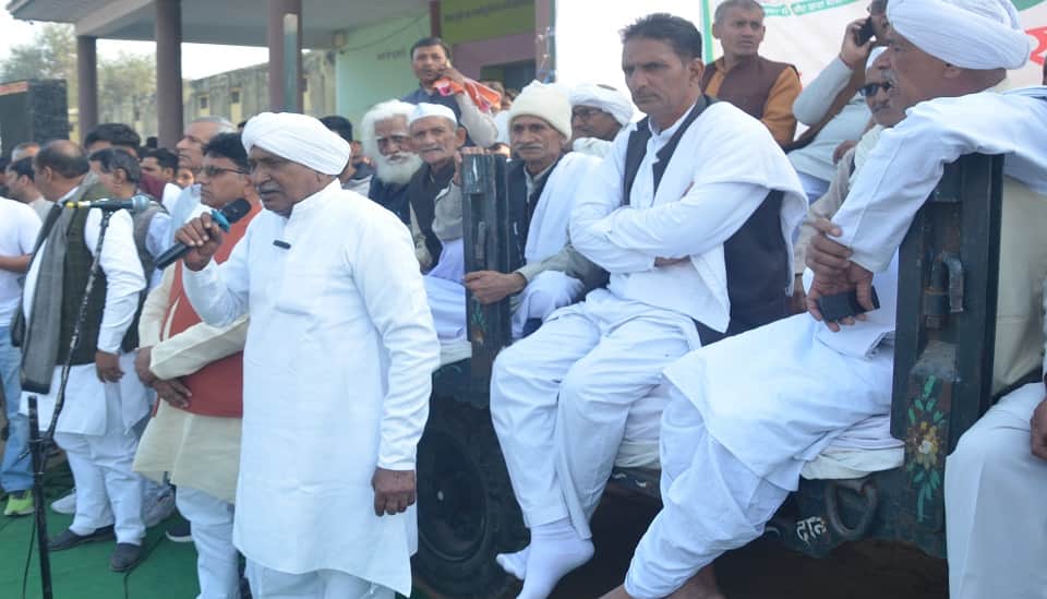 पंचायत में बोलते चौधरी राजेंद्र मलिक और मंचासीन चौधरी।