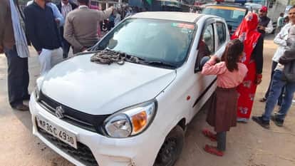 Jhansi: Villagers blocked the main road in Todi Fatehpur.