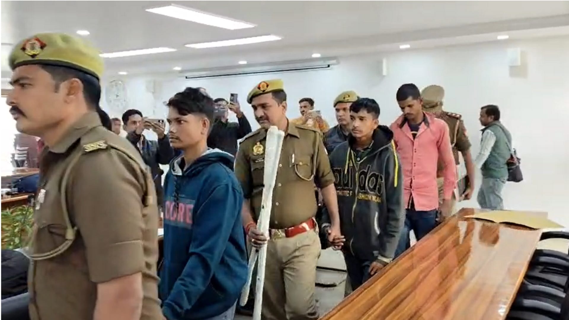 पुलिस की गिरफ्त में जीजा की हत्या करने वाले साले।