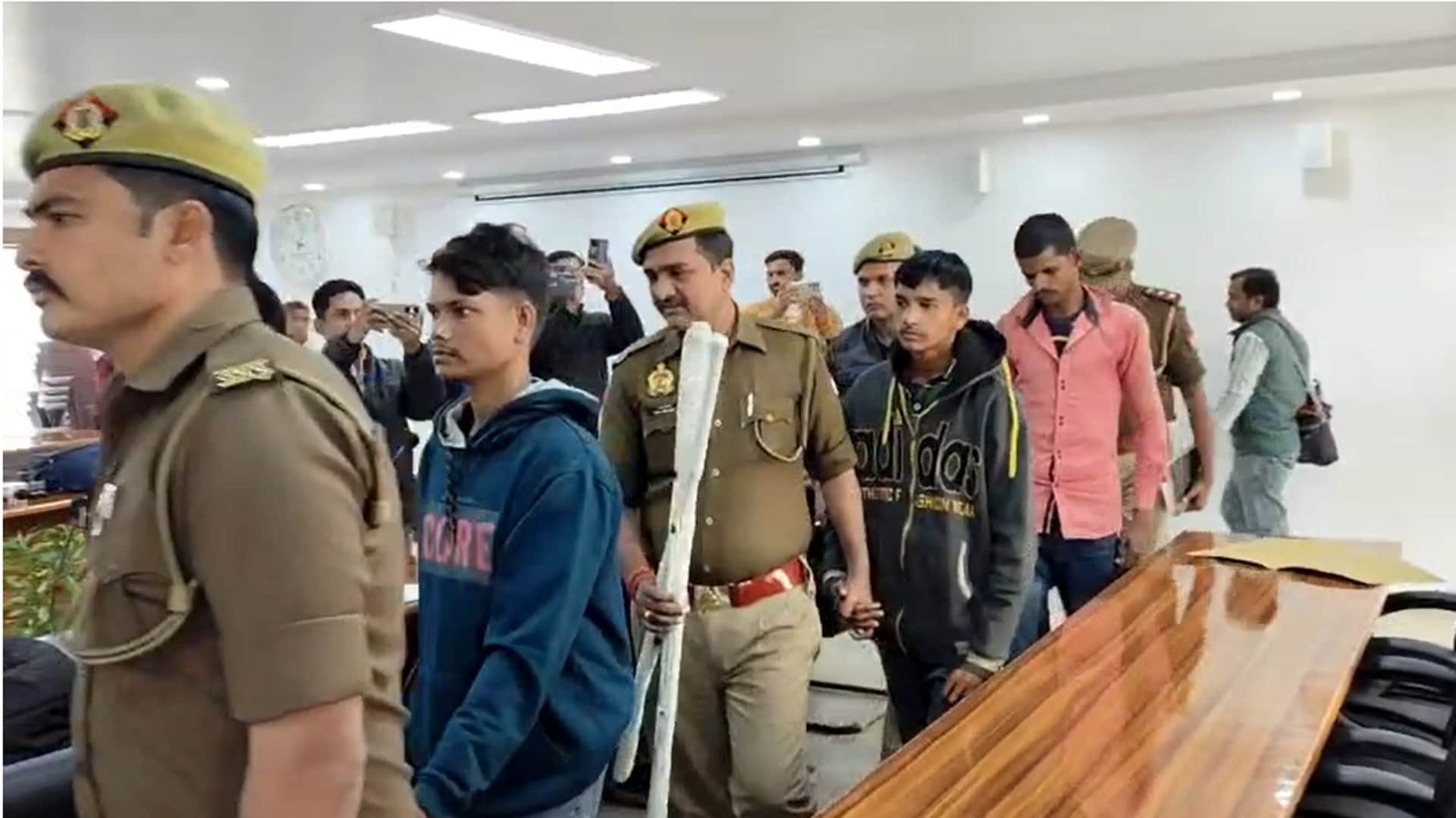 पुलिस की गिरफ्त में जीजा की हत्या करने वाले साले।