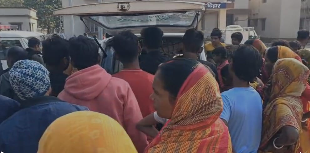 परिजन व स्थानीय लोगों की भीड़।