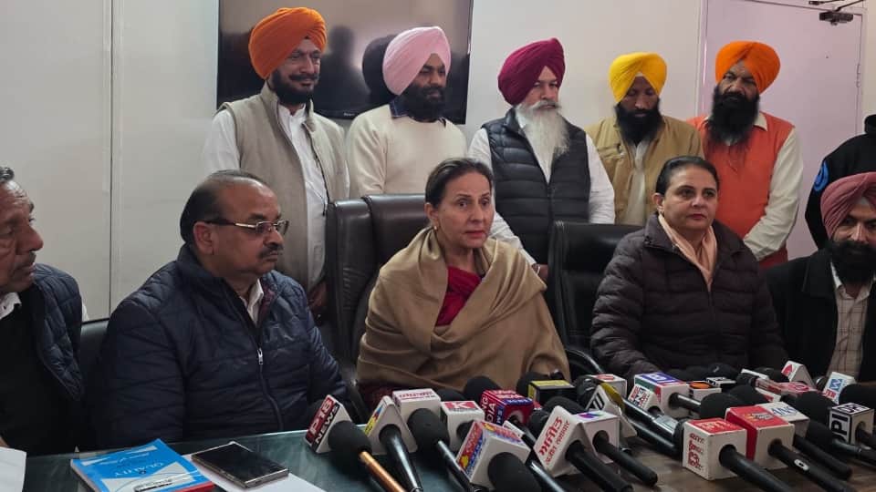 पटियाला में पत्रकारों से बात करतीं परनीत कौर।